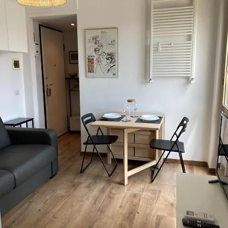 Monolocale Con Ampio Terrazzo * 米兰