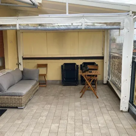 Monolocale Con Ampio Terrazzo 아파트