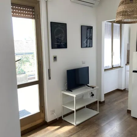 Monolocale Con Ampio Terrazzo * 밀라노
